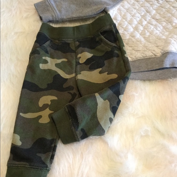 Old Navy baby boy outfit 6-12 months - Picture 3 of 6